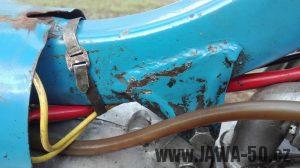 Jawa 50 typ 21 Sport (Pionýr) - čtvrtá etapa z roku 1975 - přichycení elektroinstalace k rámu páskou