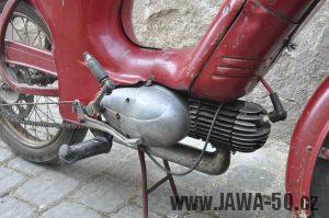 Motocykl Jawa 550 Pionýr (pařez) z roku 1955 v původním originálním stavu - motor s odlitky litými do pískové formy