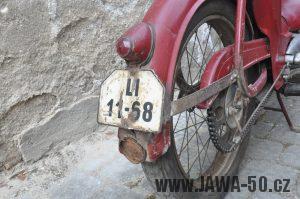 Motocykl Jawa 550 Pionýr (pařez) z roku 1955 v původním originálním stavu - zadní blatník a registrační značka se světlem