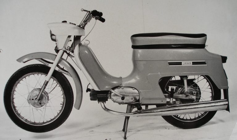 Prototypová Jawa 21 s předním blatníkem z Mustanga (1975)