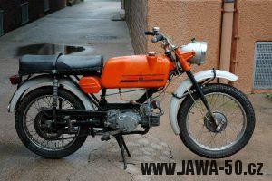 Jawa 23 Golden Sport 4. generace - mokik pro Velkou Británii s předním světlometem Aprilia (1974)
