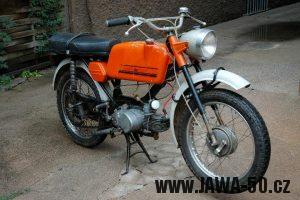 Jawa 23 Golden Sport 4. generace - mokik pro Velkou Británii s předním světlometem Aprilia (1974)