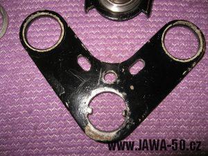 Jawa 23 Golden Sport 3. generace - zesílený horní díl nosníku přední vidlice (brýle)