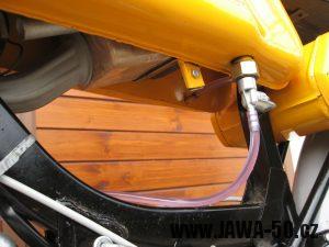 Jawa 23 Golden Sport 3. generace - důmyslné uchycení vzduchového filtru ve výduti nádrže