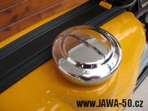 Jawa 23 Golden Sport 3. generace - okrasná chromovaná krytka víčka nádrže