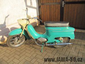 Dokonale zachovalý motocykl Jawa 21 Sport (Pionýr) v tyrkysové barvě z roku 1969