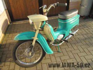 Dokonale zachovalý motocykl Jawa 21 Sport (Pionýr) v tyrkysové barvě z roku 1969