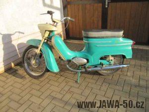 Dokonale zachovalý motocykl Jawa 21 Sport (Pionýr) v tyrkysové barvě z roku 1969