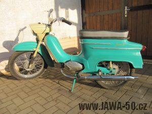 Dokonale zachovalý motocykl Jawa 21 Sport (Pionýr) v tyrkysové barvě z roku 1969