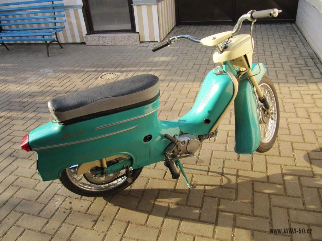 Dokonale zachovalý motocykl Jawa 21 Sport (Pionýr) v tyrkysové barvě z roku 1969