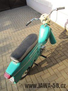 Dokonale zachovalý motocykl Jawa 21 Sport (Pionýr) v tyrkysové barvě z roku 1969
