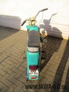 Dokonale zachovalý motocykl Jawa 21 Sport (Pionýr) v tyrkysové barvě z roku 1969