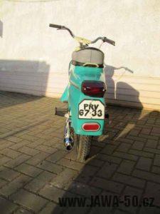 Dokonale zachovalý motocykl Jawa 21 Sport (Pionýr) v tyrkysové barvě z roku 1969