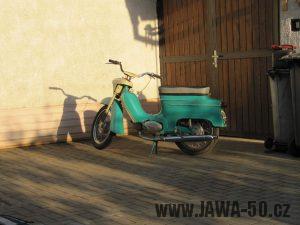 Dokonale zachovalý motocykl Jawa 21 Sport (Pionýr) v tyrkysové barvě z roku 1969