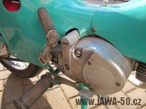 Dokonale zachovalý motocykl Jawa 21 Sport (Pionýr) v tyrkysové barvě z roku 1969 - motor