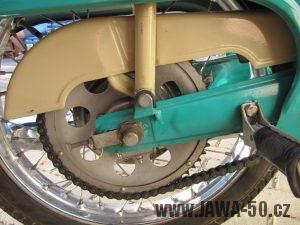 Dokonale zachovalý motocykl Jawa 21 Sport (Pionýr) v tyrkysové barvě z roku 1969 - rozeta a kryt řetězu