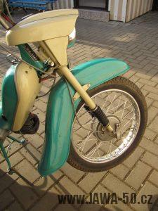 Dokonale zachovalý motocykl Jawa 21 Sport (Pionýr) v tyrkysové barvě z roku 1969 - přední kolo a blatník