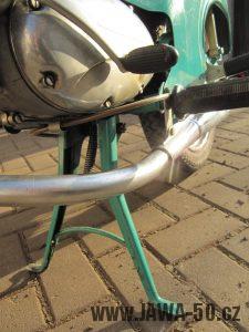 Dokonale zachovalý motocykl Jawa 21 Sport (Pionýr) v tyrkysové barvě z roku 1969 - kříž stupaček, stojan a výfukové koleno