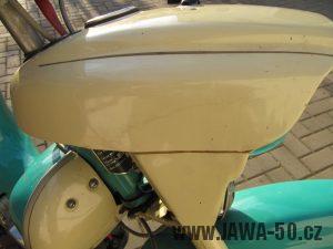 Dokonale zachovalý motocykl Jawa 21 Sport (Pionýr) v tyrkysové barvě z roku 1969 - maska předního světlometu