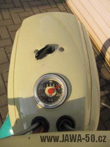 Dokonale zachovalý motocykl Jawa 21 Sport (Pionýr) v tyrkysové barvě z roku 1969 - maska světlometu a tachometr PAL