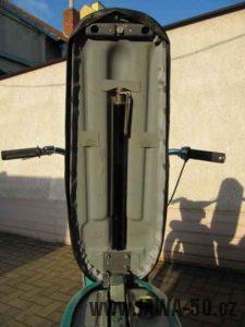 Dokonale zachovalý motocykl Jawa 21 Sport (Pionýr) v tyrkysové barvě z roku 1969 - odklopené sedadlo s hustilkou (pumpičkou)