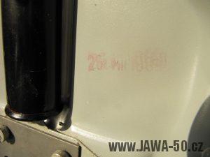 Dokonale zachovalý motocykl Jawa 21 Sport (Pionýr) v tyrkysové barvě z roku 1969 - odklopené sedadlo s hustilkou (pumpičkou) +razítka OTK