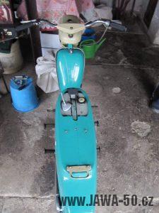 Dokonale zachovalý motocykl Jawa 21 Sport (Pionýr) v tyrkysové barvě z roku 1969