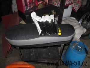 Dokonale zachovalý motocykl Jawa 21 Sport (Pionýr) v tyrkysové barvě z roku 1969 - originální nářadí