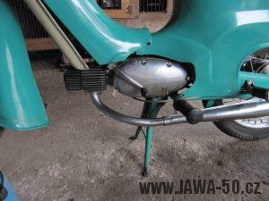 Dokonale zachovalý motocykl Jawa 21 Sport (Pionýr) v tyrkysové barvě z roku 1969 - motor