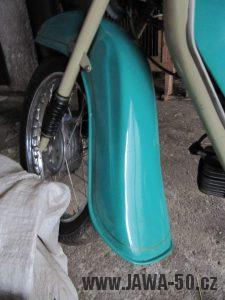 Dokonale zachovalý motocykl Jawa 21 Sport (Pionýr) v tyrkysové barvě z roku 1969 - přední blatník