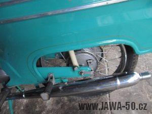 Dokonale zachovalý motocykl Jawa 21 Sport (Pionýr) v tyrkysové barvě z roku 1969 - zadní blatník, kolo, výfuk