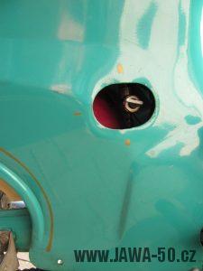 Dokonale zachovalý motocykl Jawa 21 Sport (Pionýr) v tyrkysové barvě z roku 1969 - piktogramy u palivového kohoutku na zadním blatníku