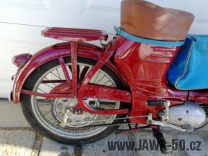 Motocykl Jawa 550 Pionýr (pařez) z roku 1956 v původním originálním stavu - dopasovaný nosič zavazadel z Jawy pérák