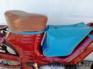 Motocykl Jawa 550 Pionýr (pařez) z roku 1956 v původním originálním stavu - dobový doplněk: brašna