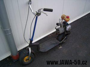 Lidová tvořivost - koloběžka s motorem Jawa 50 pionýr