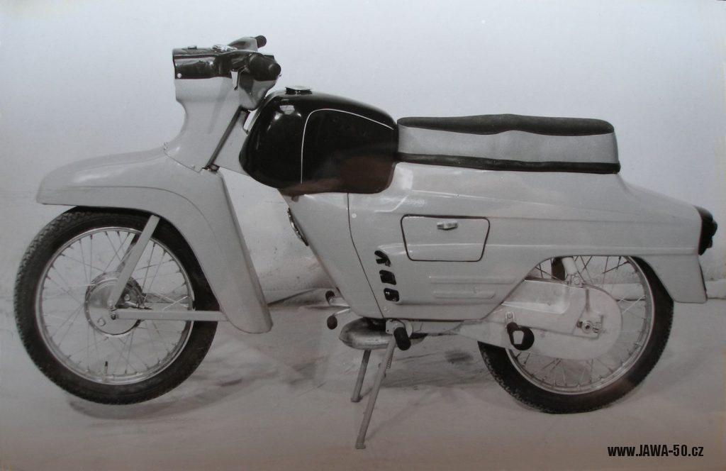 Prototyp motocyklu unifikované řady Manet UR-50 (typ 06) s podvozkem skútru